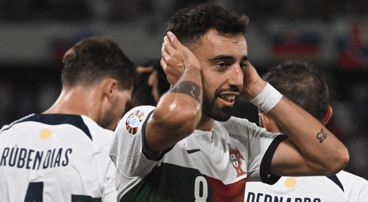 البرتغالي برونو فيرنانديز يحتفل بهدف سابق