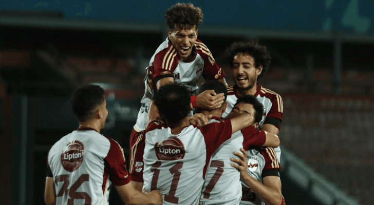 لاعبو الأهلي يحتلفون بهدف