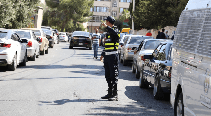 أحد أفراد الأمن العام أمام قاعة امتحانات توجيهي