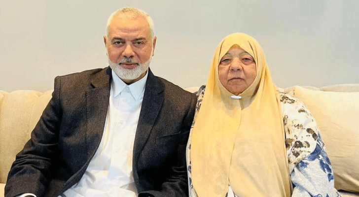 إسماعيل هنية وشقيقته التي استشهدت بقصف للاحتلال
