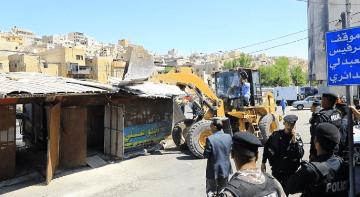جانب من عملية إزالة الأكشاك المخالفة في منطقة المحطة