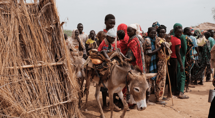 سودانيون يصطفون للحصول على المساعدات في مخيم للنازحين