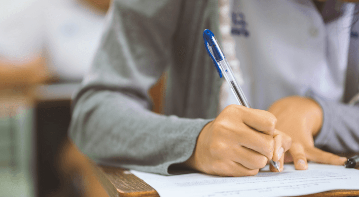 طالبة تتقدم لامتحان