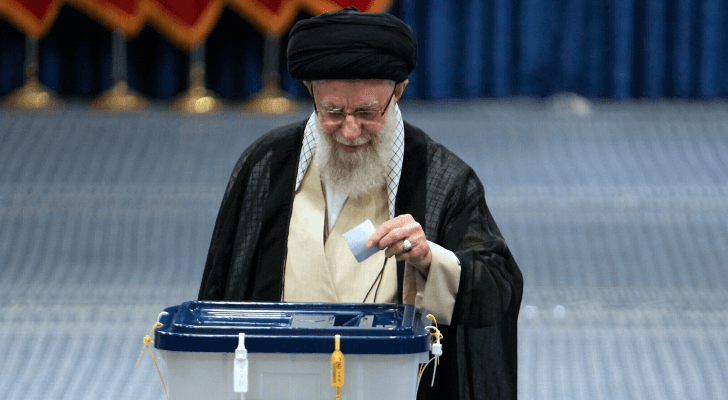 يدلي المرشد الأعلى الإيراني آية الله علي خامنئي بصوته خلال الانتخابات الرئاسية في طهران