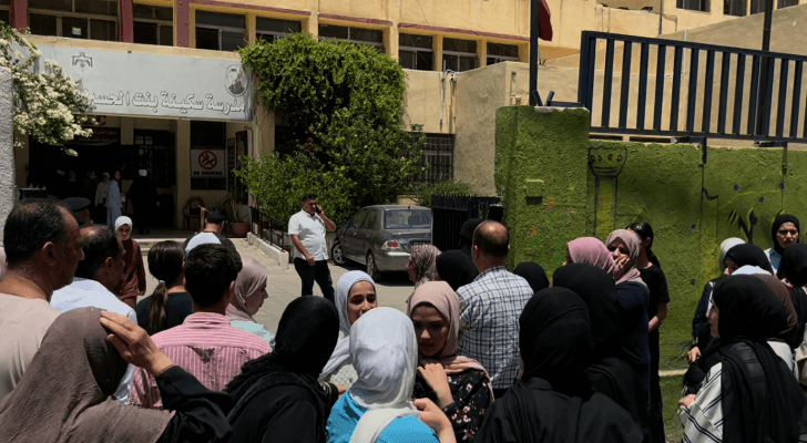 ذوو طلبة ينتظرون أبناءهم أمام إحدى مدارس الاختبارات