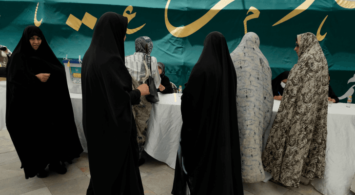 نساء يقمن بالإدلاء بأصواتهن خلال الانتخابات الرئاسية الإيرانية
