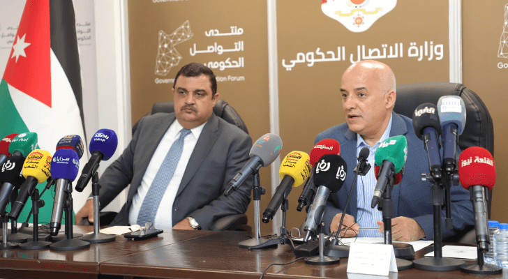 وزير الشؤون السياسية والبرلمانية، حديثة الخريشة، ووزير الاتصال الحكومي والناطق الرسمي باسم الحكومة، الدكتور مهند المبيضين