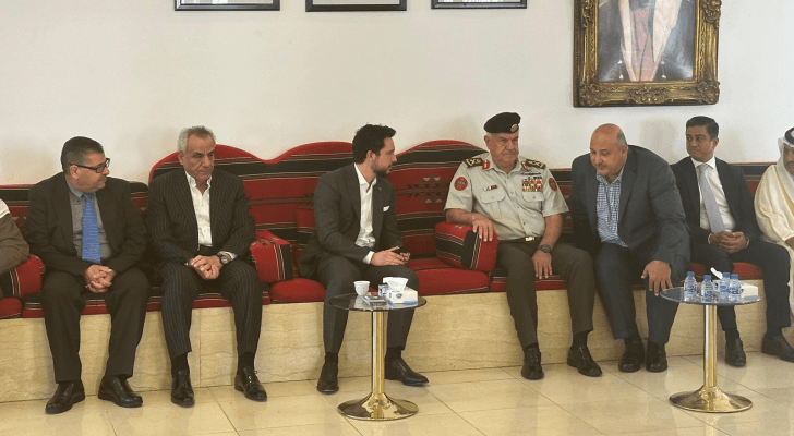 ولي العهد خلال تقديم واجب العزاء بنجل شقيق رئيس هيئة الأركان المشتركة