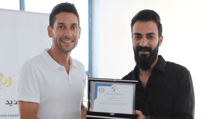 المهندس فارس الصايغ، الرئيس التنفيذي لمجموعة رؤيا الإعلامية يكرم أحد الموظفين