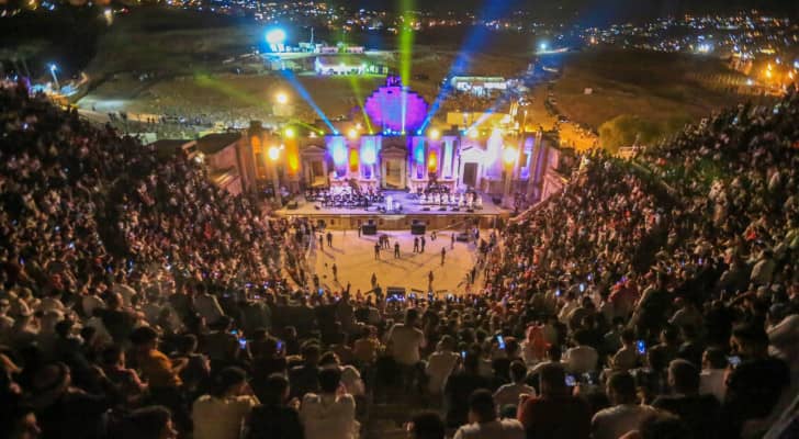 جماهير حاشدة خلال حضور مهرجان جرش في سنوات سابقة