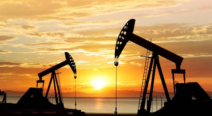 استخراج النفط - أرشيفية