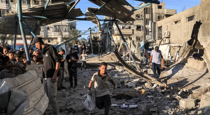 قوات الاحتلال تستهدف مدرسة الجاعوني للنازحين التابعة للأونروا وسط غزة