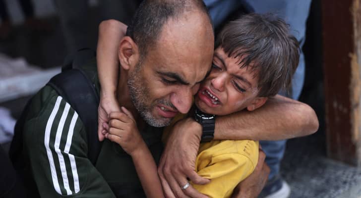 أب فلسطيني ونجله يبكيان حزنا وقهرا في غزة