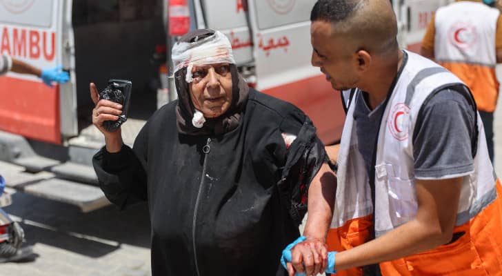 مسنة فلسطينية أصيبت خلال قصف الاحتلال على قطاع غزة