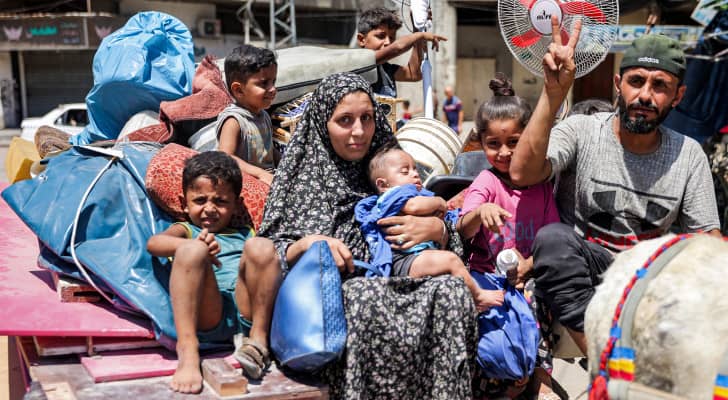 عائلة فلسطينية نازحة من منزلها