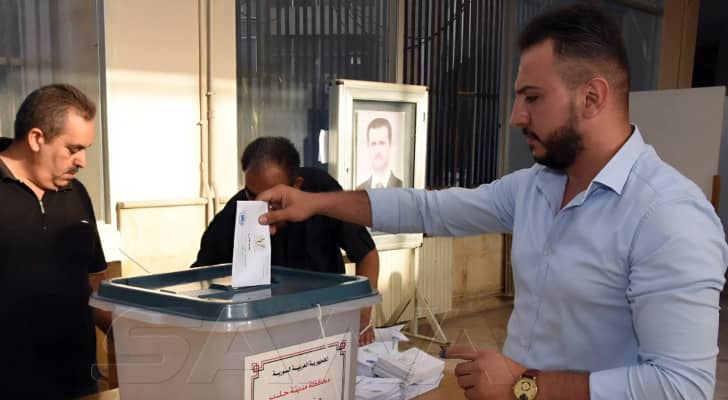 مواطن سوري خلال عملية الاقتراع - "سانا"