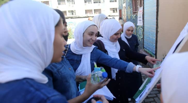 طالبات يطلعن على نتائج التوجيهي "أرشيفية"