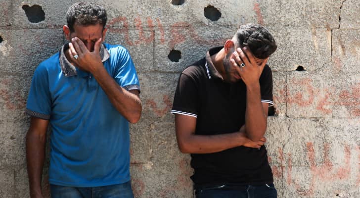 فلسطينيان بعدما فقدا أقارب لهم في قطاع غزة