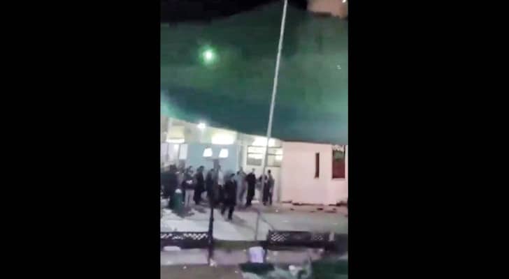 صورة ملتقطة من مقطع فيديو للحظة إطلاق النار قرب مسجد في العاصمة العمانية مسقط