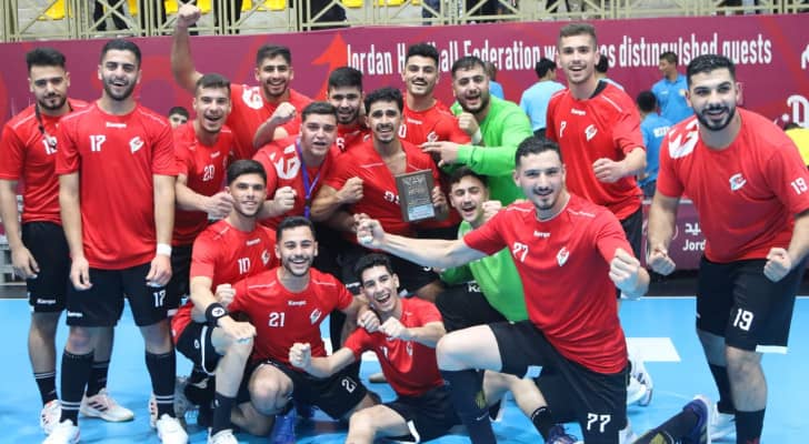 لاعبو المنتخب الوطني يحتفلون بالفوز