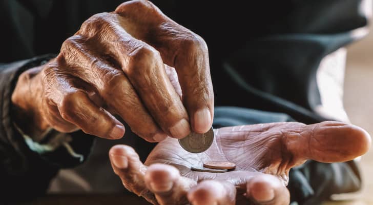 شخص يجمع المال ويبدو فقيرا ومسكينا
