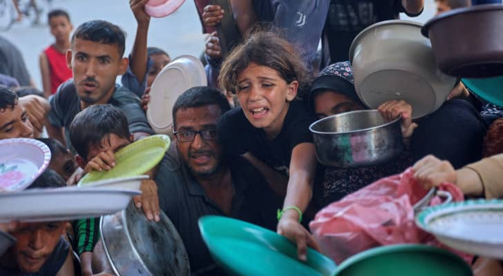 tسطينيون ينتظرون الحصول على الطعام في بيت لاهيا
