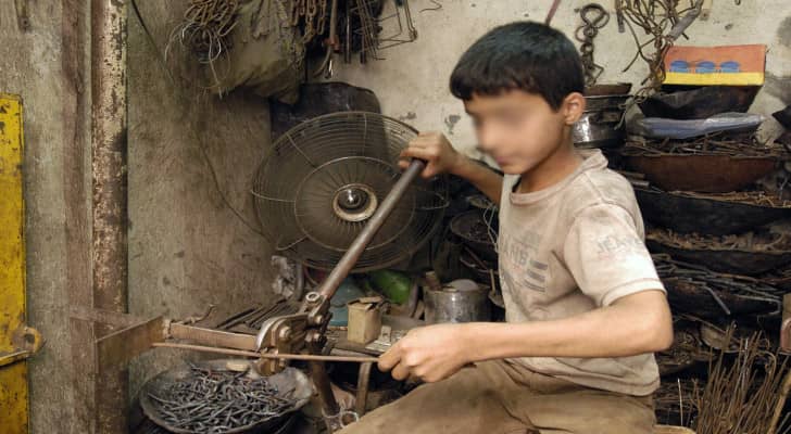 صورة تعبر عن تشغيل طفل