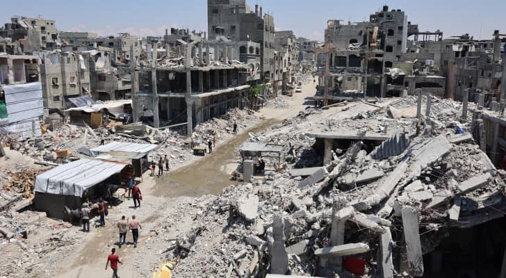 فلسطينيون في أحياء مدمرة بمخيم جباليا شمال غزة