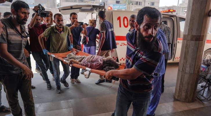 فلسطينيون يسعفون طفلة أصيبت بغارات الاحتلال في خان يونس جنوبي قطاع غزة