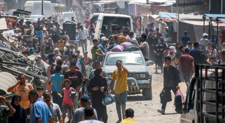 نزوح آلاف العائلات الفلسطينية من خان يونس