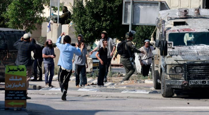 مستوطنون يقتحمون بلدة دير شرف في نابلس بالضفة الغربية
