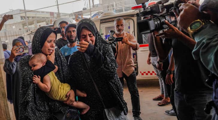 المشهد خارج مستشفى ناصر حيث يصل الجرحى بعد الاستهداف العسكري للاحتلال للمنطقة جنوب خان يونس