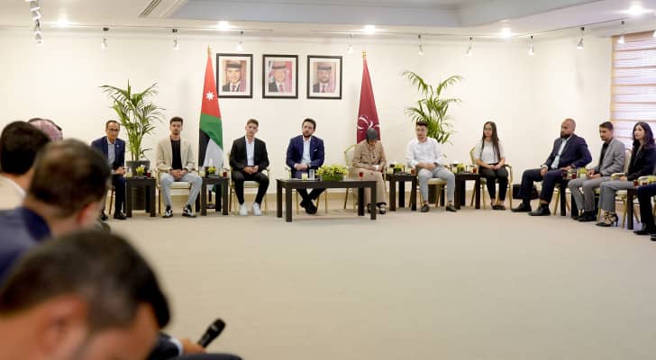 ولي العهد يحاور مجموعة من الشباب في محافظة الزرقاء