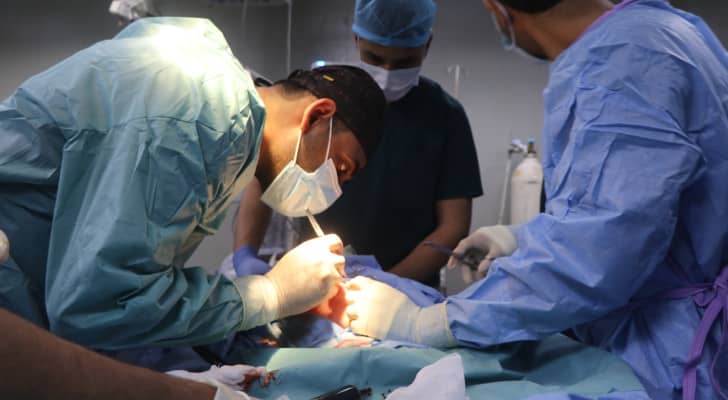 اجراء عملية جراحية لرضيع في المستشفى الميداني الأردني بغزة