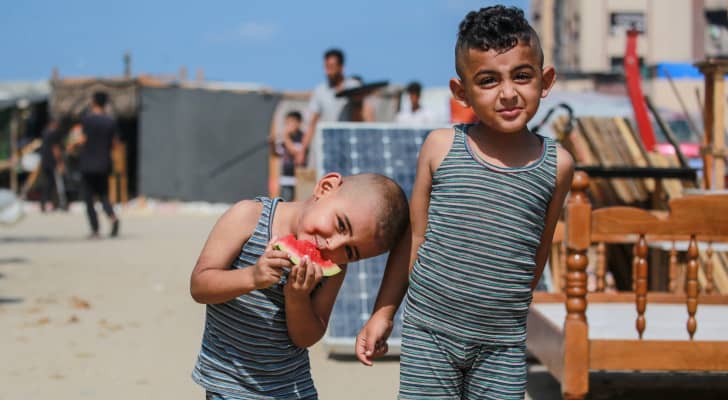 طفلان فلسطينيان يقفون في خان يونس جنوب قطاع غزة