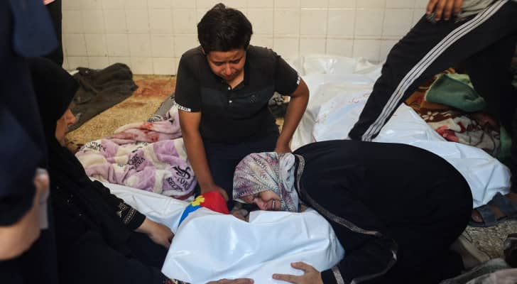 فلسطينيون في مستشفى شهداء الأقصى في دير البلح وسط قطاع غزة