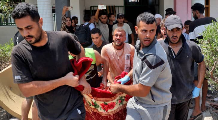 فلسطينيون يحملون أحد الشهداء