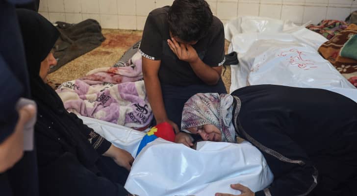 عائلة فلسطينية تبكي أحد أفرادها في غزة