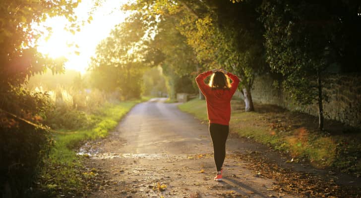 فتاة تتعرض لأشعة الشمس - تعبيرية