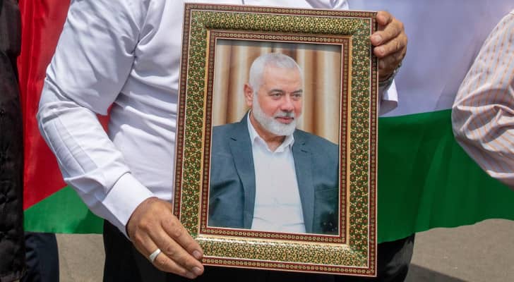 رجل يحمل صورة القيادي الشهيد إسماعيل هنية