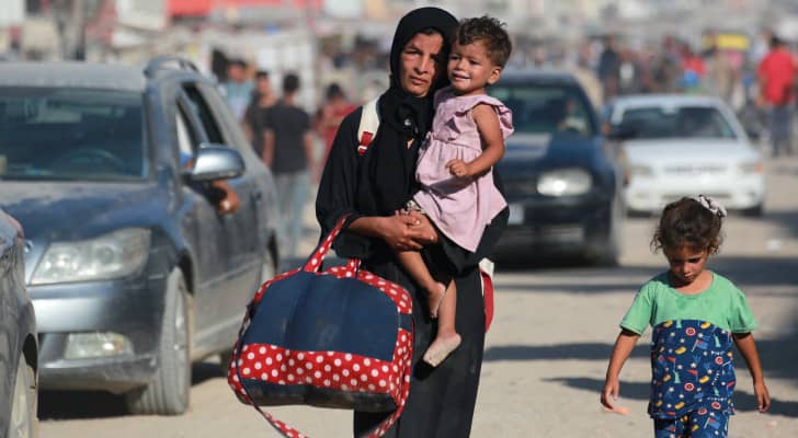 عائلة فلسطينيةتبحث عن مأوى في غزة