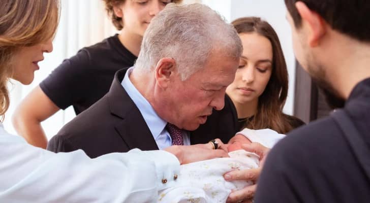 جلالة الملك عبدالله الثاني يحمل الأميرة إيمان الحسين