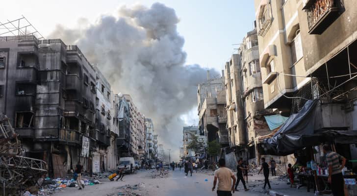 دخان يتصاعد بعد قصف الاحتلال شمال غزة