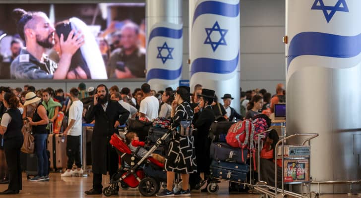 مستوطنون في مطار "تل أبيب" يفرون خوفا من الرد الإيراني
