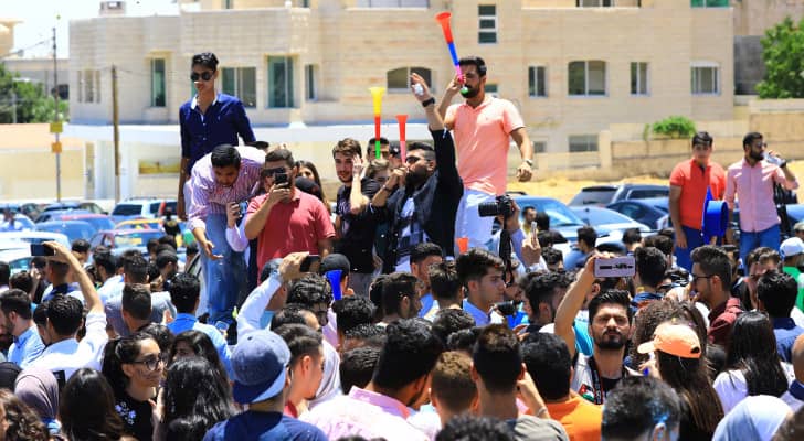 طلبة توجيهي فرحون بنجاحهم في سنوات سابقة