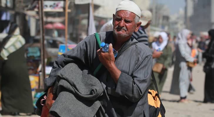 مسن فلسطيني يبحث عن مأوى في غزة