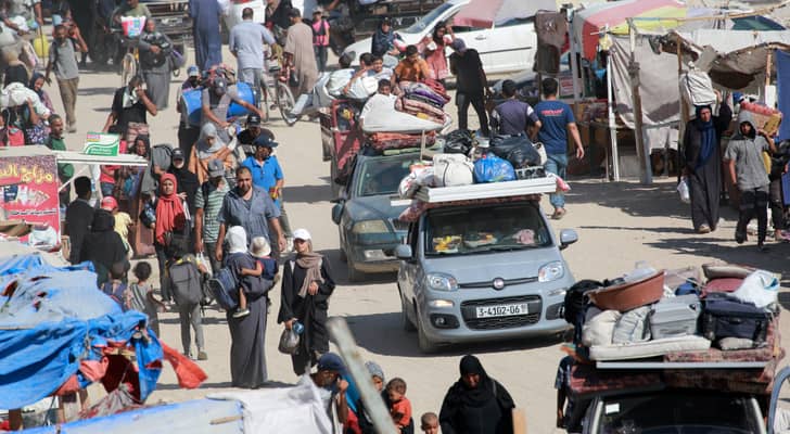 نازحون فلسطينيون يغادرون منطقة في شرق خان يونس باتجاه الغرب