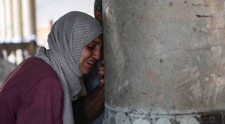 امرأة تبكي داخل مدرسة تستخدم كمأوى للفلسطينيين النازحين في مدينة غزة بعد قصفها من قبل الاحتلال