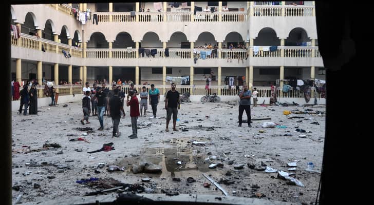 فلسطينيون نازحون في باحة مدرسة تعرضت لضربة الاحتلال بغزة