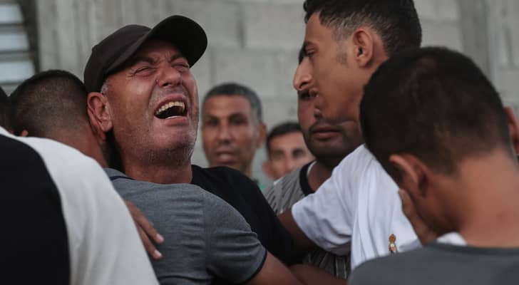 فلسطيني يبكي قهرا في غزة